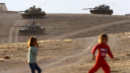 Türkei bringt militärische Ausrüstung an syrische Grenze