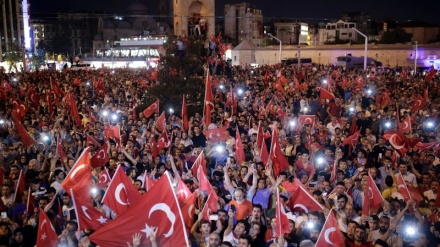 Erdogan-Anhänger feiern auf Taksim-Platz/ Festnahme von Putschisten
