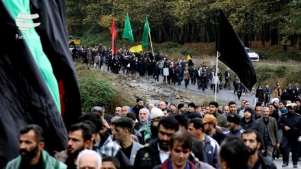 Neu-Muslime und Nicht-Muslime im Arbain-Fußmarsch