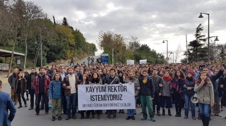 Türkei: Polizei schießt Tränengas auf türkische Studenten in Istanbul