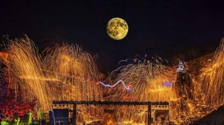 Frühlingsfest in China: Wunderschöne Eisenfeuerwerke erhellen den Himmel
