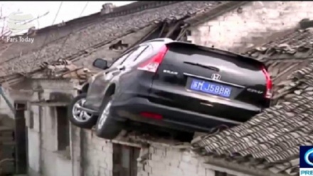 China: Auto landet auf dem Dach