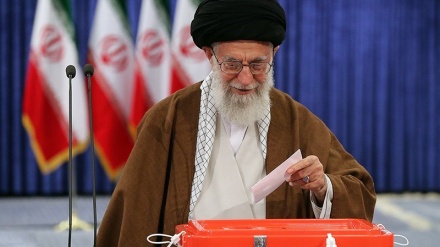 Präsidentschaftswahl 2017 im Iran: Das geehrte Revolutionsoberhaupt gibt Stimme ab