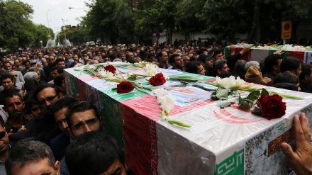 Zehntausende bei der Beerdigung der  Opfer von Terroranschlägen in Teheran