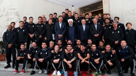 Die Spieler der iranischen Fußballnationalmannschaft treffen den Präsidenten Rohani