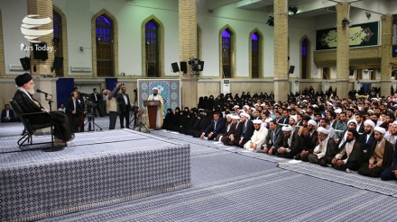 Das geehrte Oberhaupt der Islamischen Revolution trifft eine Gruppe von religiösen Gelehrten und Studenten