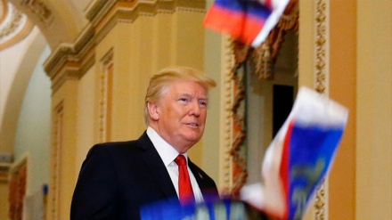 Protest gegen US-Präsident: Trump mit Russland-Flaggen beworfen