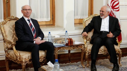 Zarif fordert Aufhebung der Bankeinschränkungen