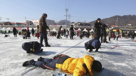 Südkoreanisches Festival für Angeln im eisigen Fluss
