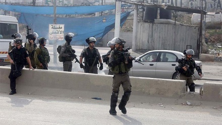 Israelische Militärs schießen auf palästinensische Demonstranten