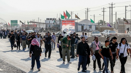 Iranische Pilger nehmen an Arbain-Fußmärschen teil