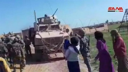 Syrische Soldaten und Einwohner zwingen US-Militärkonvoi zum Rückzug
