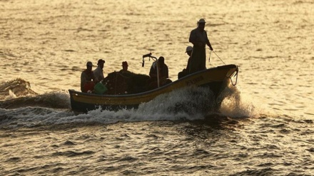Israelische Streitkräfte greifen palästinensische Fischer an und versenken ein Boot in Gaza