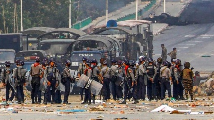 Demonstranten in Yangon werden von der Polizei unter Beschuss genommen, während das Militär in Myanmar den Griff verschärft