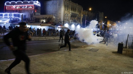Über 100 Palästinenser wurden verletzt als extremistische Siedler Al-Aqsa überfielen