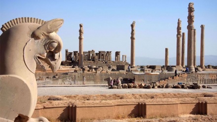 Russland und Iran unterzeichnen Abkommen über Befreiung von Visumpflicht für Touristengruppen