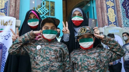 Fotogalerie: Wählerbegeisterung in Wahllokalen in ganz Iran