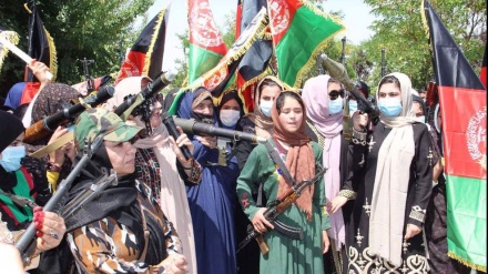 Afghanische Frauen gehen mit Waffen auf die Straße, um gegen Taliban zu protestieren