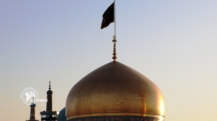 Beginn des Muharram; Husseini-Trauerflagge über Kuppel von Imam Reza (a.s.) - Schrein gehisst