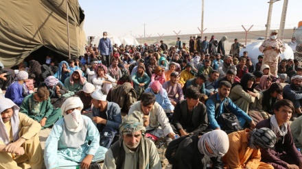 In Bildern: Afghanen, die vor Taliban fliehen, überströmen iranische Grenze