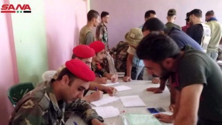 Militante geben Waffen ab, als die syrische Armee in der Provinz Daraa vorrückt