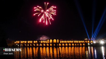 Feuerwerk und Beleuchtung anlässlich der Fadschr-Dekade