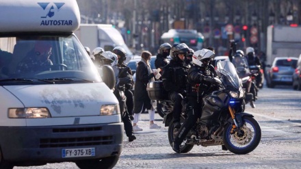 Polizei feuert Tränengas auf Demonstranten ab, als „Freiheitskonvoi“ gegen Beschränkungen in Paris einfährt