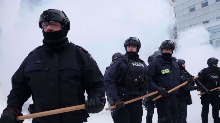 Kanadische Polizei setzt Pfefferspray und Blendgranaten ein, um das Kapital zu säubern
