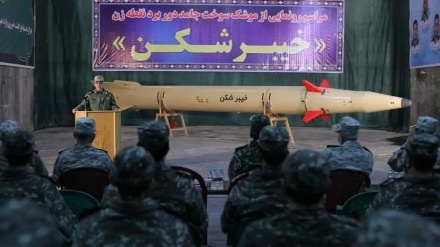 Iranische Revolutionsgarden enthüllen ballistische Präzisionsrakete mit einer Reichweite von 1.450 km