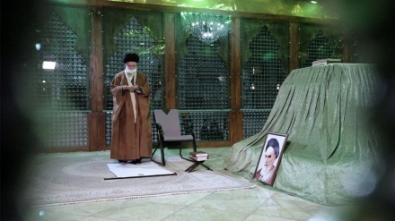 Fadschr-Dekade: Revolutionsführer besucht Mausoleum von Imam Khomeini
