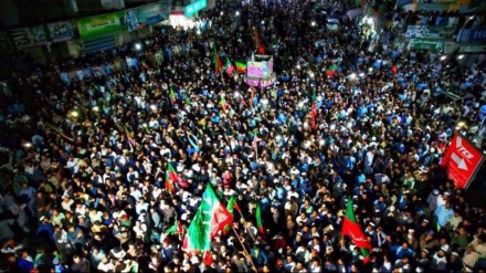 In Pakistan bricht Protest aus, als Khans Partei droht, massenhaft zurückzutreten