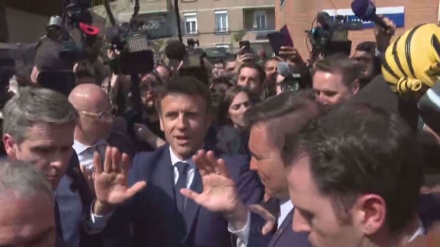 Macron während dem ersten Rundgang seit seiner Wiederwahl mit Tomaten beworfen