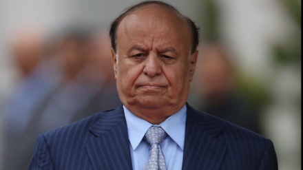 In einem neuen Sieg für den jemenitischen Widerstand übergibt Ex-Präsident Hadi die 