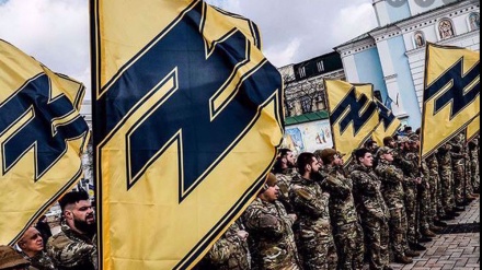Proukrainische Milizsoldaten stürmen Geschäfte und zerstören Eigentum
