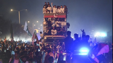 Verdrängter pakistanischer Premierminister Khan gibt Regierung nach Massenprotesten Wahl-Ultimatum