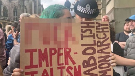 Zwei Demonstranten festgenommen, während Anti-Monarchie-Chor in Großbritannien lauter wird