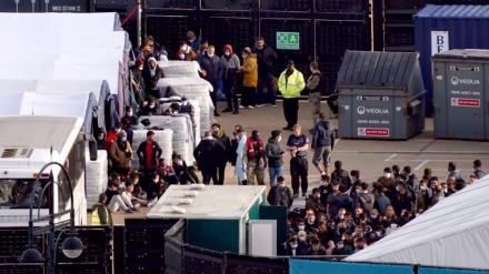 Kinder unter Tausenden von Flüchtlingen in einer gefängnisähnlichen Einrichtung in Großbritannien