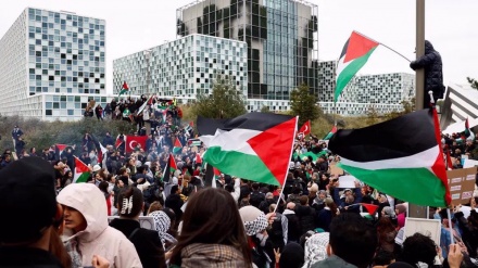 Demonstranten vor dem IStGH fordern Prozess gegen Netanjahu als „Kriegsverbrecher“
