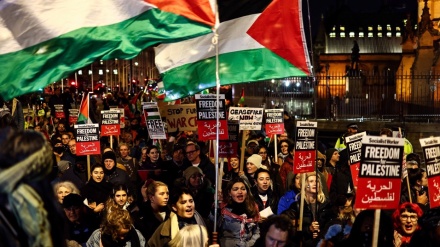 Pro-palästinensische Demonstranten versammeln sich vor britischem Parlament, während Abgeordnete über Waffenstillstand im Gazastreifen abstimmen