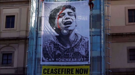 Aktivisten enthüllen in Madrid riesiges Banner, um Waffenstillstand in Gaza zu fordern
