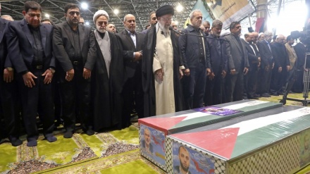 Imam Khamenei betet für Leichnam des Märtyrers Ismail Haniyeh