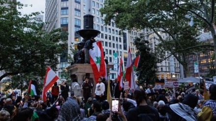 Nein zum Krieg der USA und Israels gegen den Libanon; Slogan amerikanischer Demonstranten gegen zionistische Kriegshetze