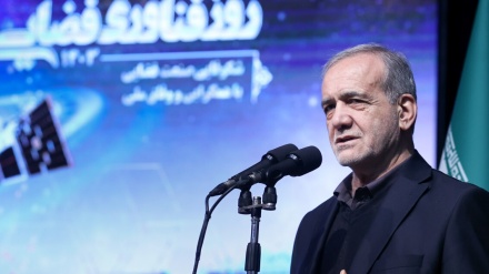 Enthüllung von 3 Satelliten und einer ballistischen Rakete - Präsident Pezeshkian würdigt Irans Abschreckungskraft