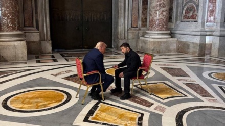 Umstrittenes Bild vom 4-Augen-Gespräch zwischen Trump und Selenskyj im Vatikan